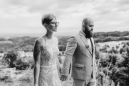 Natürliche Paarbilder einer Hochzeit im bayerischen Wald