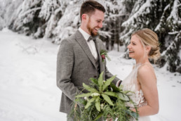 Natürliche Hochzeitsbilder im Winter im bayerischen Wald von Veronika Anna Fotografie