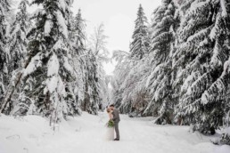 Winterbilder vom Brautpaar im bayerischen Wald von Veronika Anna Fotografie