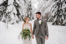 Natürliche Brautbilder im Winter an der Hochzeit fotografiert von Veronika Anna Fotografie