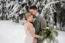 Natürliche Brautpaar Bilder am Tag der Hochzeit im Winter von der Fotografin Veronika Anna