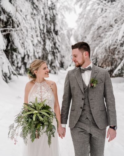 Natürliche Brautbilder im Winter an der Hochzeit fotografiert von Veronika Anna Fotografie