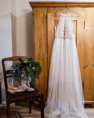 Getting ready einer Winterhochzeit im bayerischen Wald