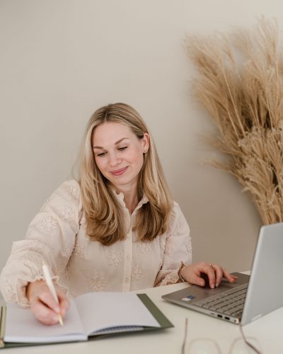 personal-branding-fotoshooting-straubing-fotograf-veronika-anna-portraitfotos-johanna-habel-11